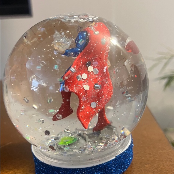 SUPERMAN Snow Globe - Picture 6 of 16